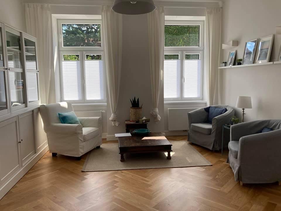 Praxisraum mit Sesseln und Fensterfront